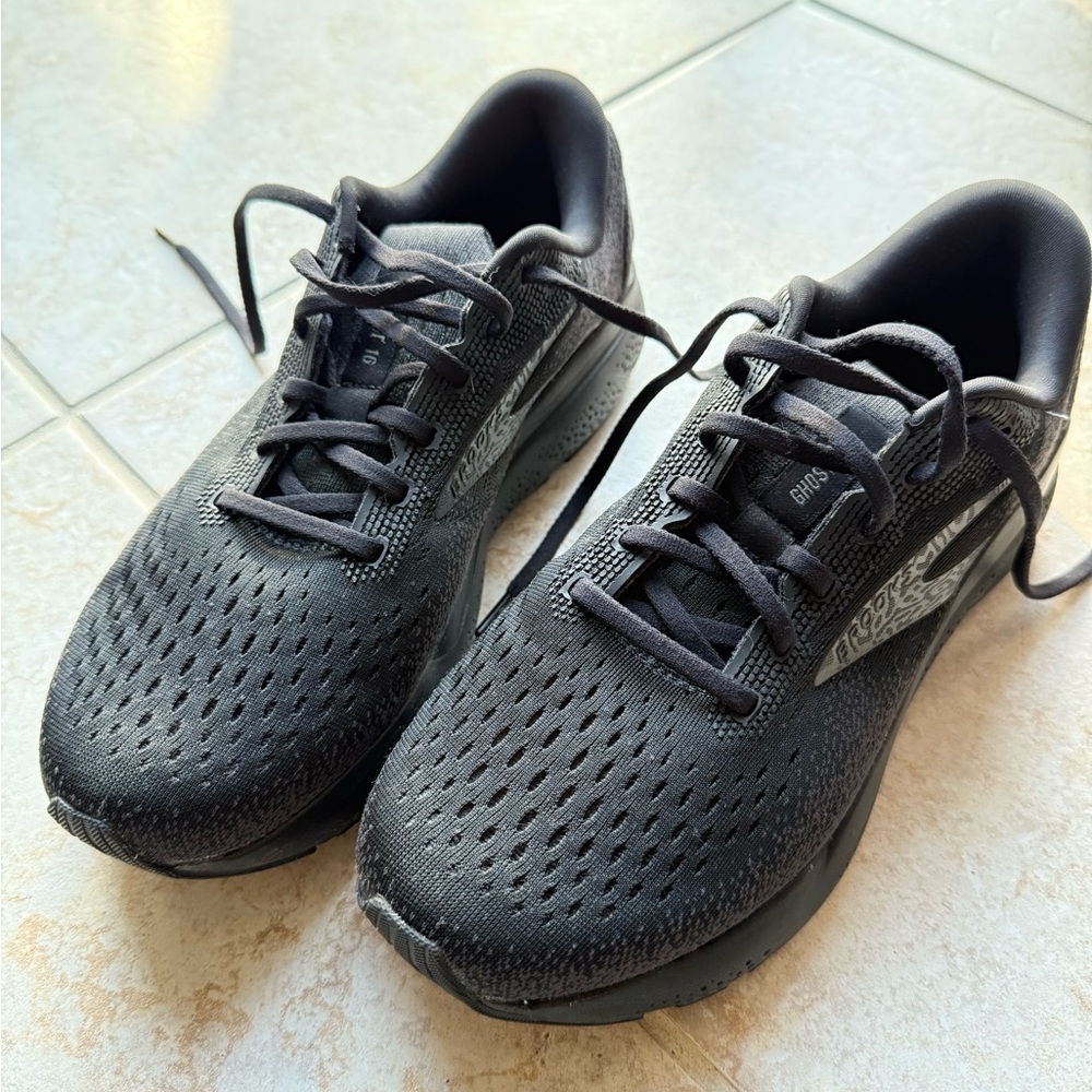 Brooks women's black Ghost 16 running shoes